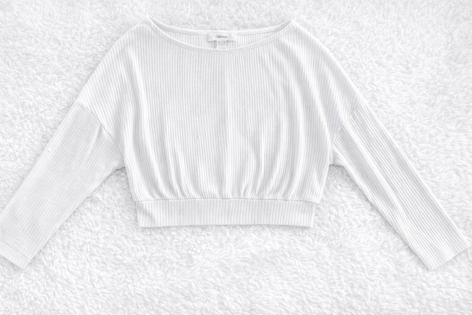 Ensemble jean blanc taille haute avec un haut crop top 