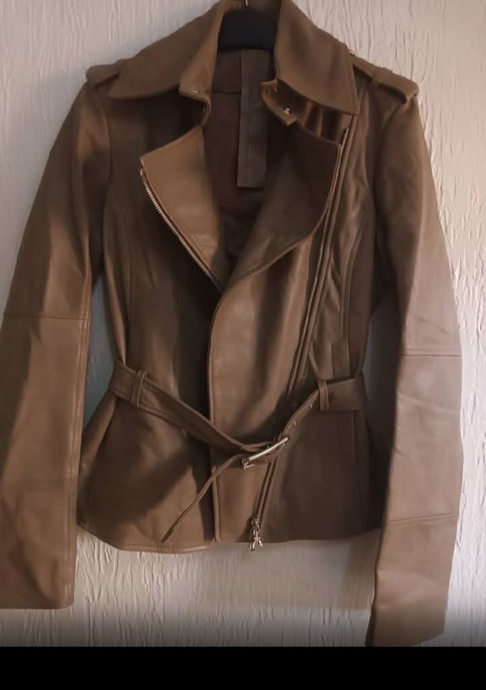 Veste en vrai cuir Patrizia Pepe taille 42 italien convient à 38 européen 