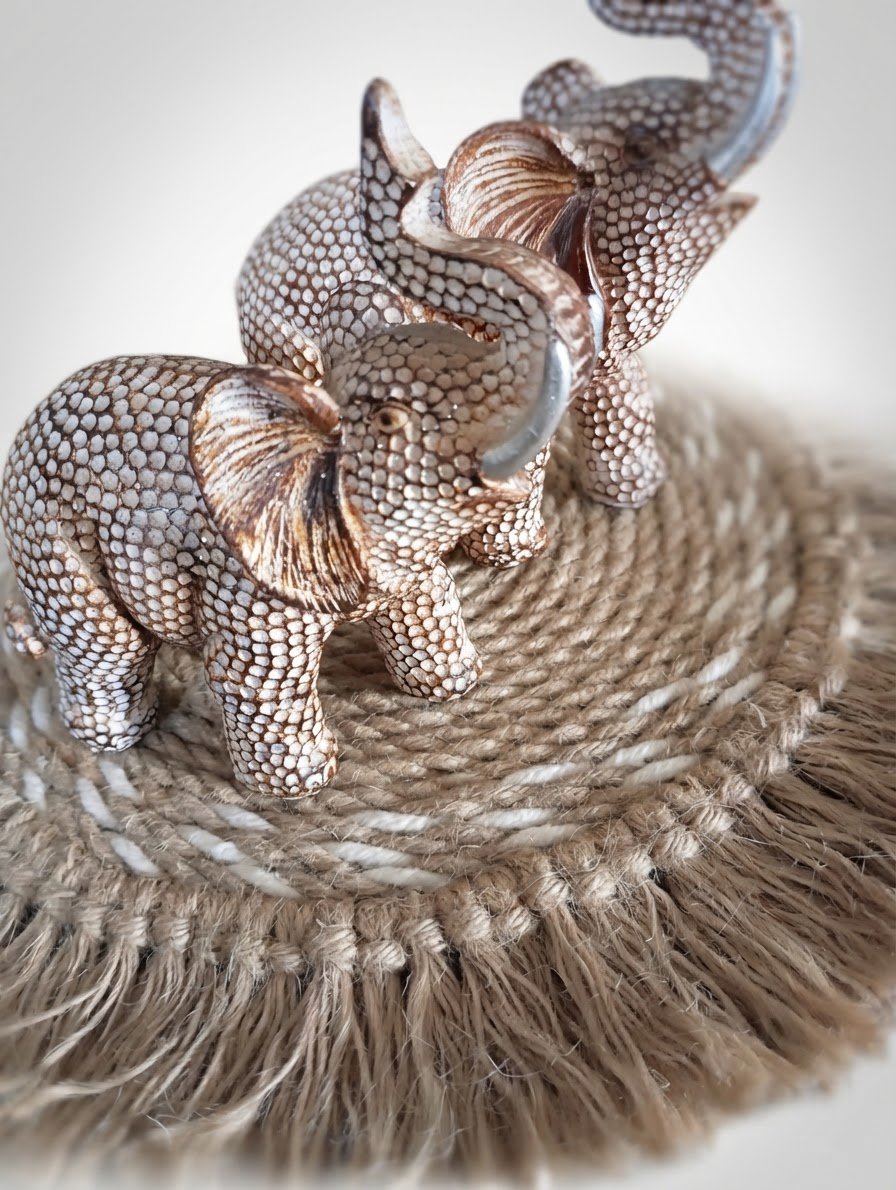 Une paire de statuettes décoratives d'éléphants dans le style Feng Shui