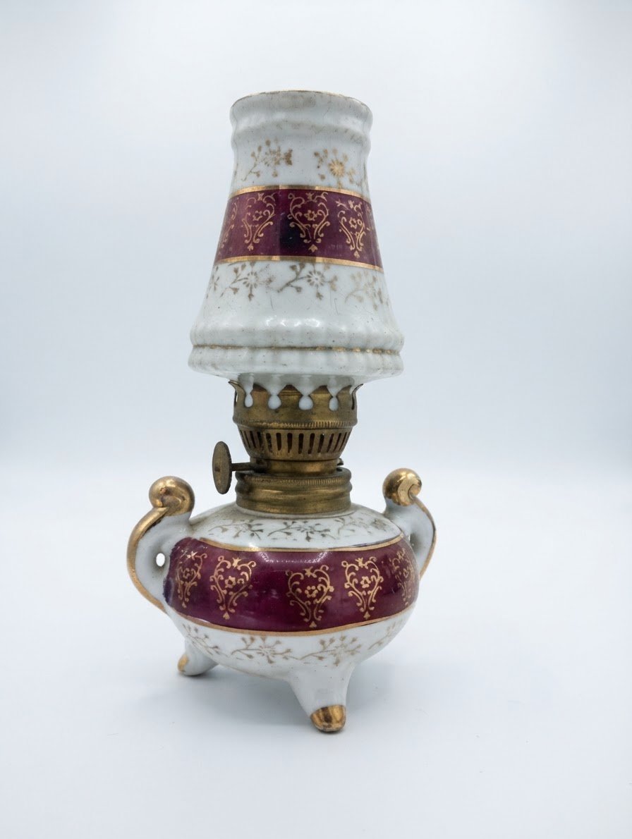 Lampe à pétrole miniature ancienne en porcelaine  (GR Foreign)