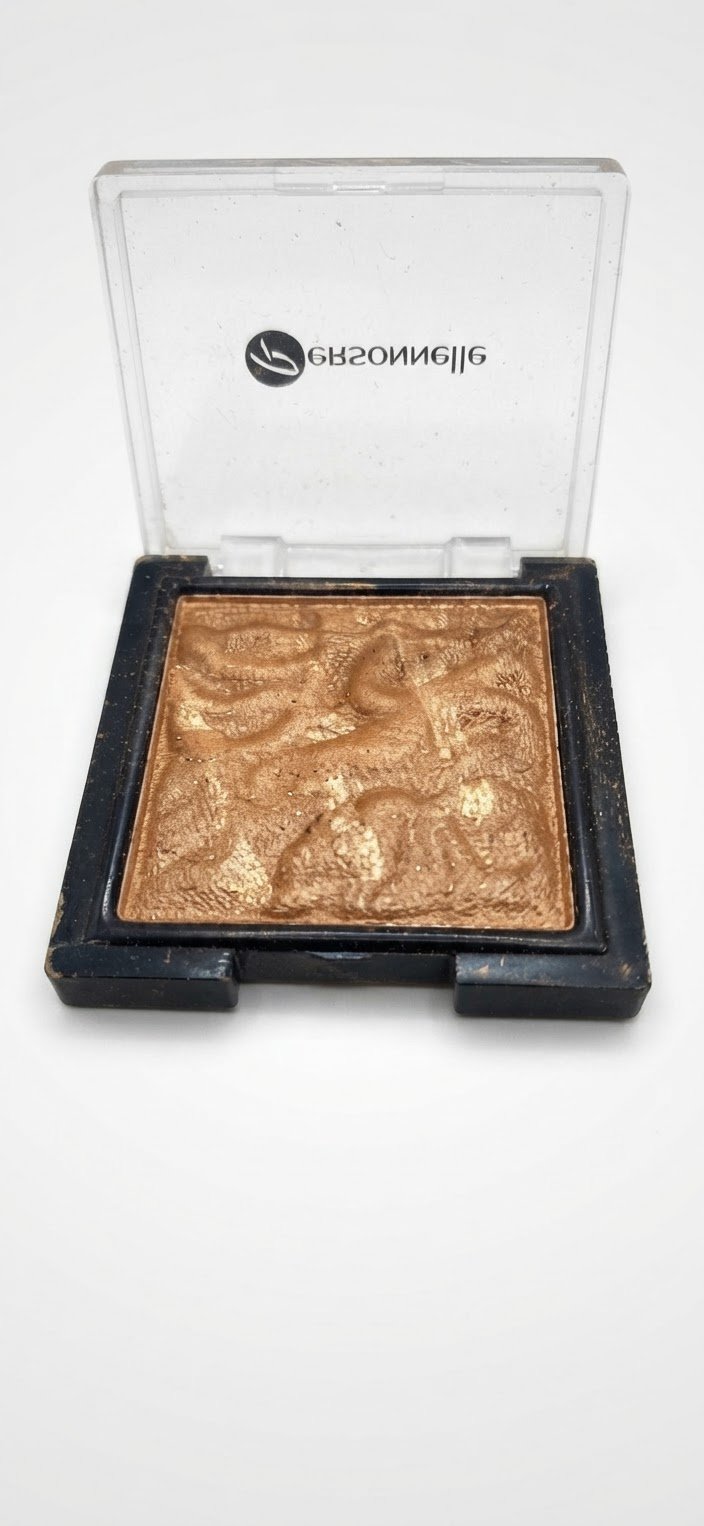 Fard ou une poudre compacte illuminatrice (enlumineur / highlighter) 