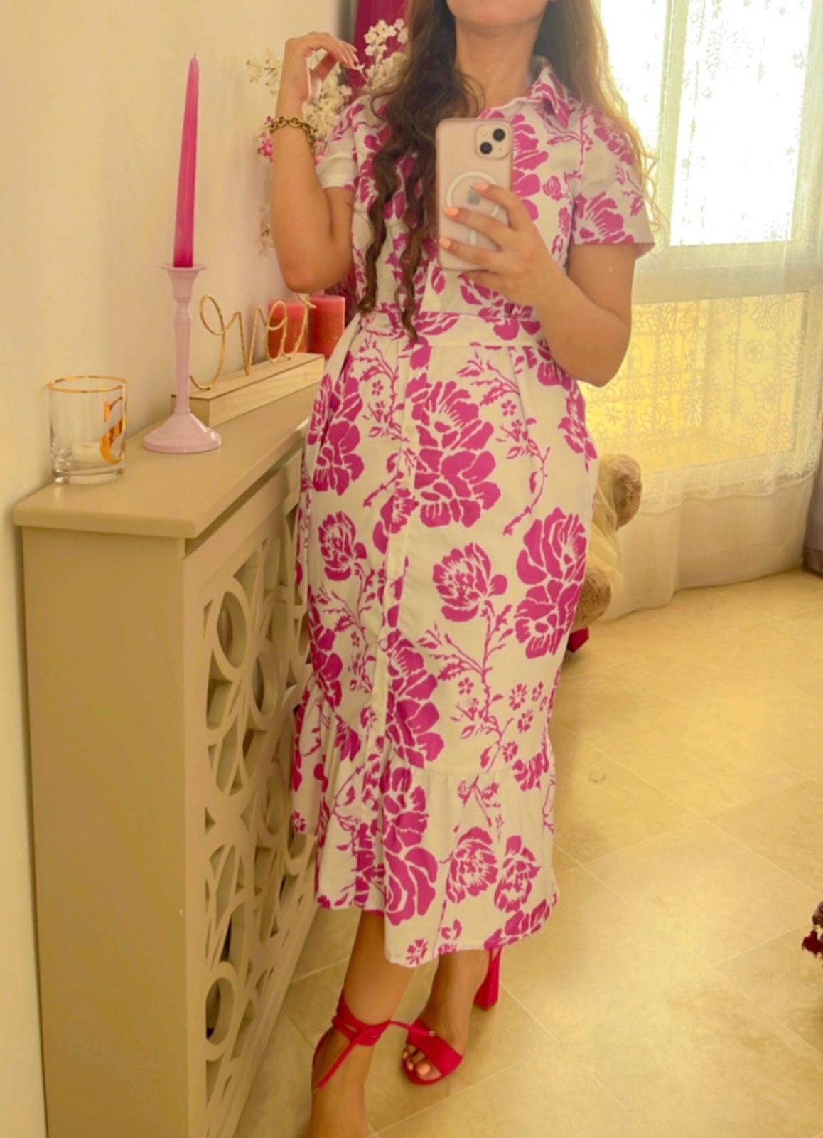 Robe blanche avec des fleurs roses 