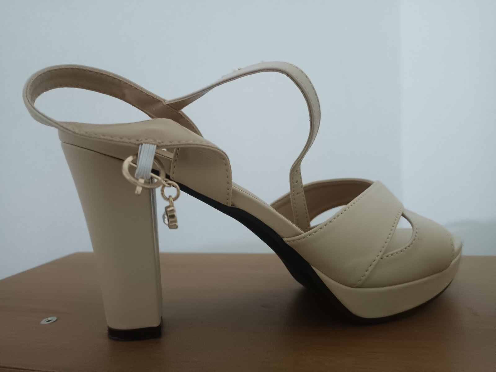 Sandales à talons beige élégantes et modernes