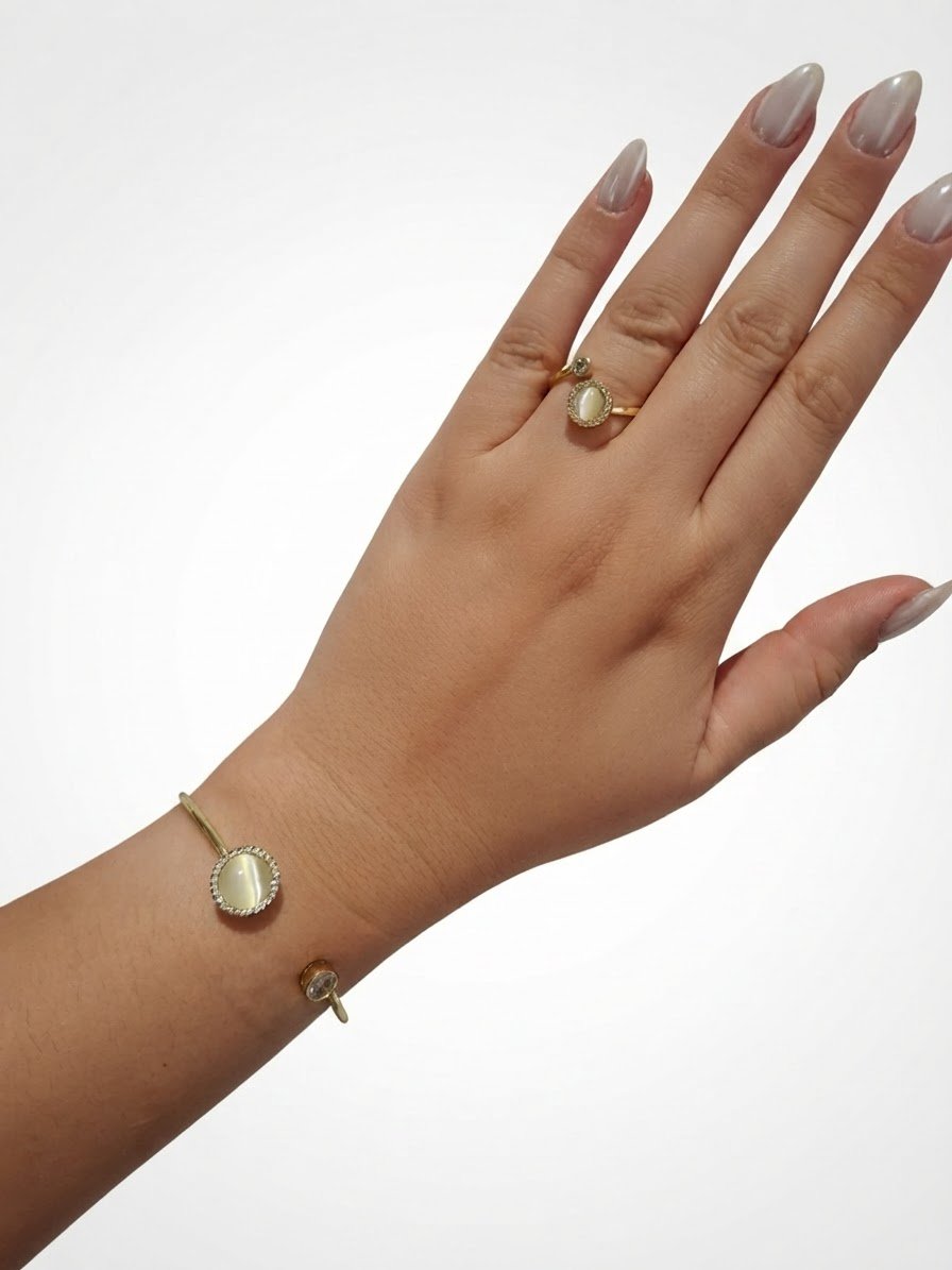 Une gourmette et une bague en acier inoxydable doré 