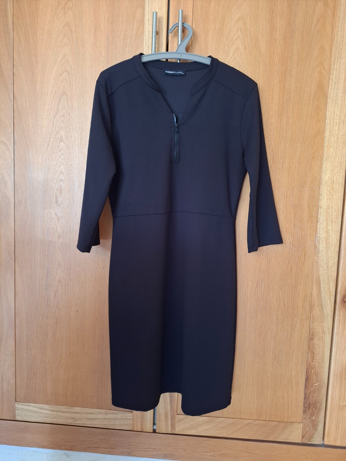 Robe noire avec manche trois quarts 