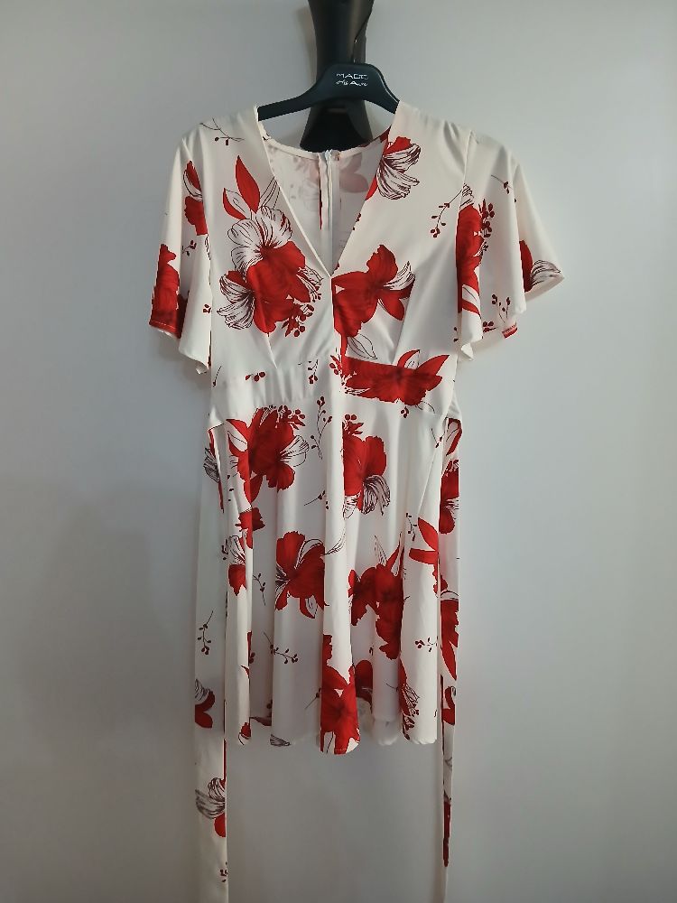 Robe rouge et blanc de tres bon etat tlabes 36 et 38