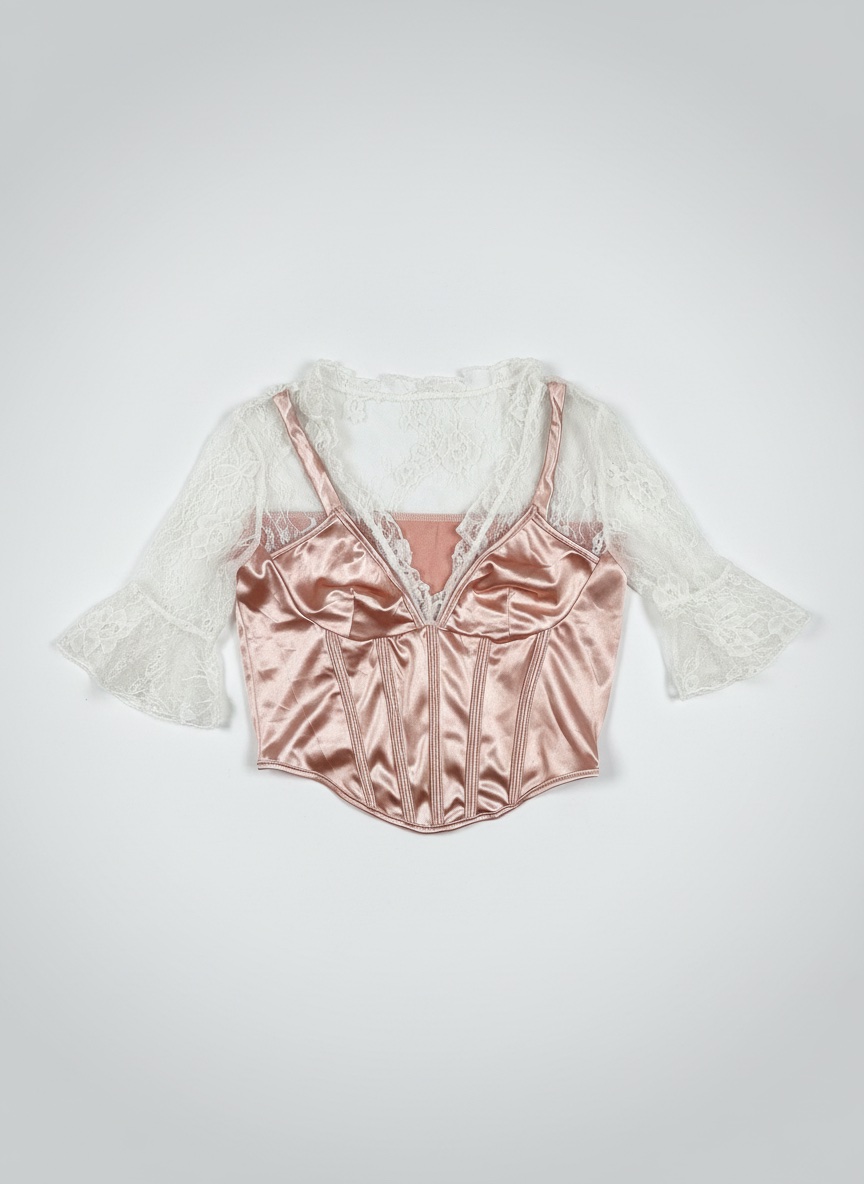 Un corset en dentelle