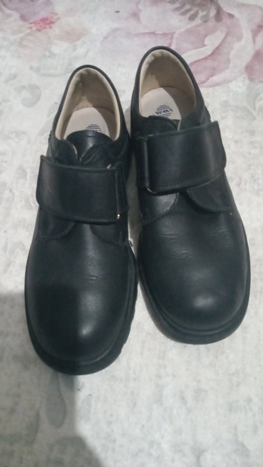Chaussure orthopédiques  en cuir noir avec fermeture auto-agrippante. 