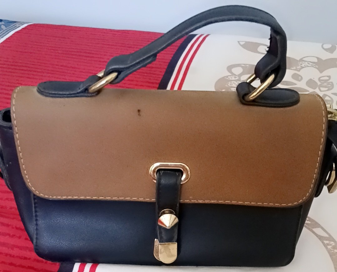 Sac à main bicolore en simili-cuir présente un design élégant avec un rabat marron