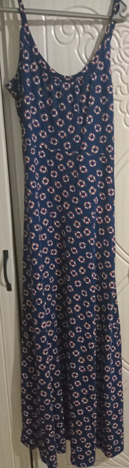 Robe longue évasée à bretelles de couleur bleu  a la marque de king Louie avec un motif géométrique blanc et rouge.