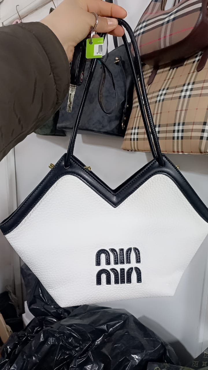  sac à main géométrique en cuir véritable Miu Miu,dont le noir et le blanc. 