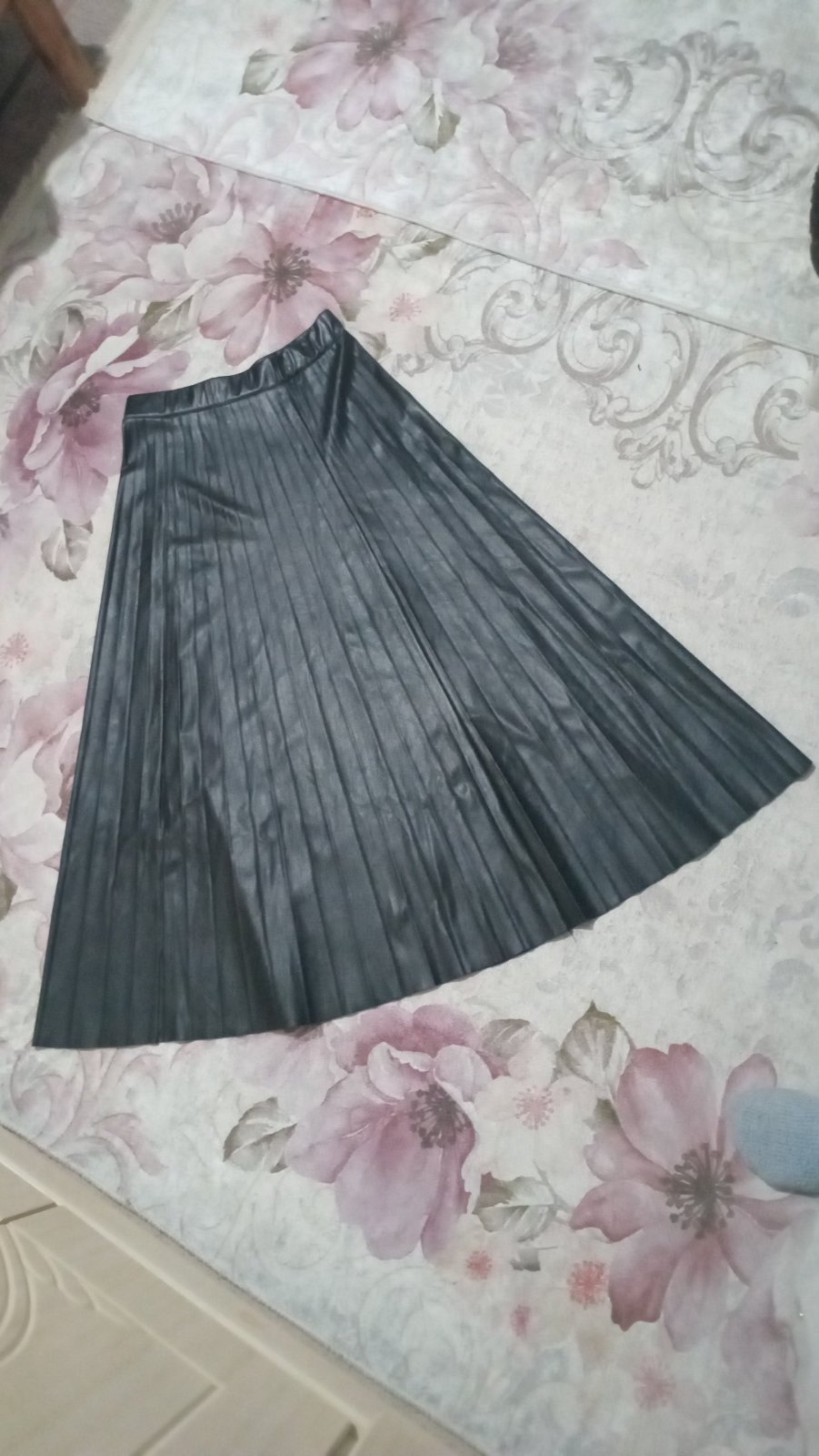 Jupe plissée longue 95cm en simili-cuir noir. 