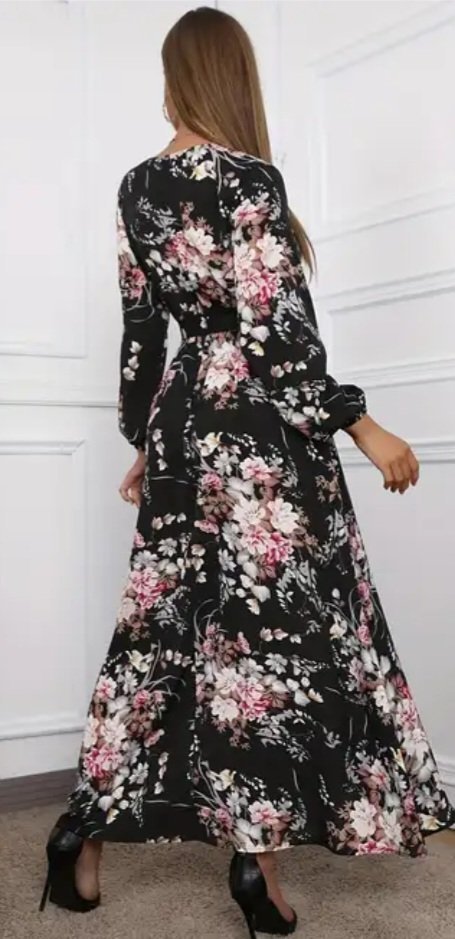 Robe longue à imprimé floral de couleur noire avec des motifs de fleurs blanches.