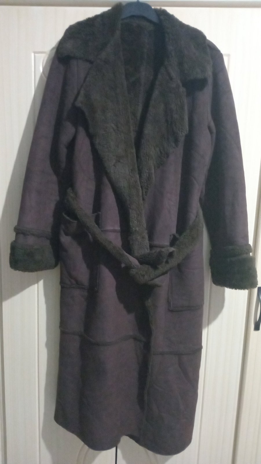 Long manteau dain marron foncé taille 38/46 avec un col et des poignets en fausse fourrure, doté d'une ceinture assortie et de poches plaquées