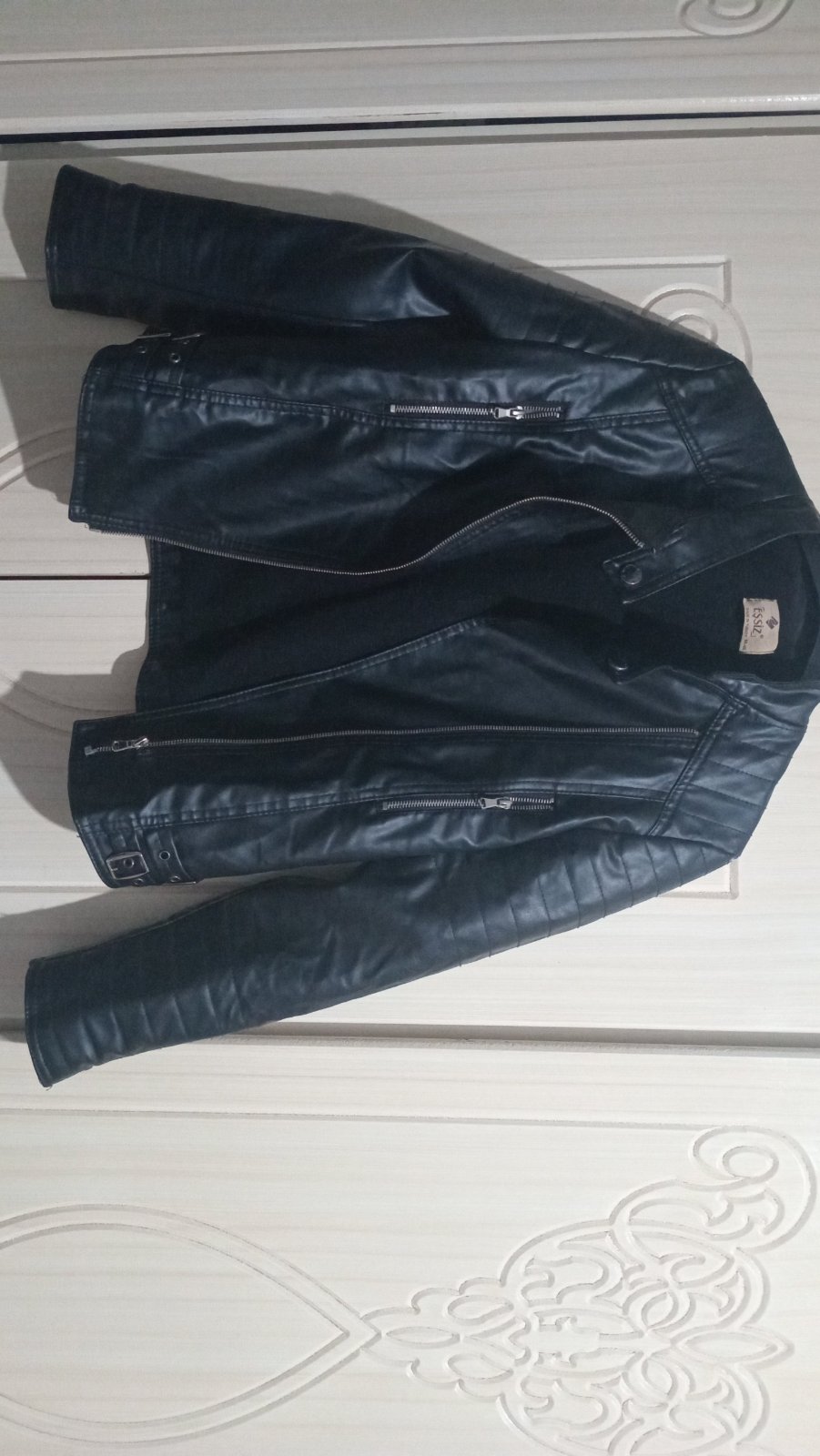 Veste de motard pour femme en similicuir noir. Manque bouton et avec deux petit tache (voire les photos)