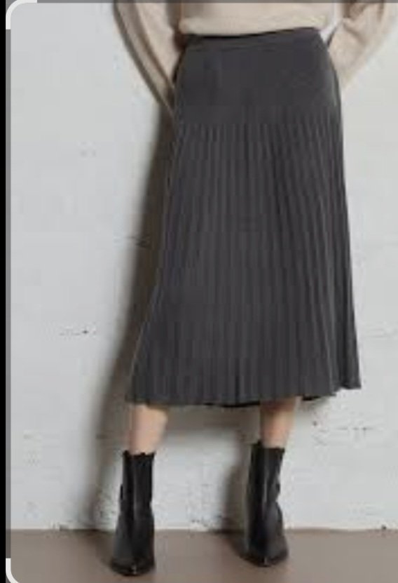  jupe plissée en maille grise, similaire à des modèles évasés de marques comme JNBY ou Roberto Collina. 