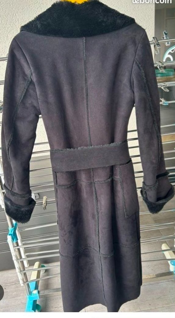  long manteau marron imitation daim avec des détails de fausse de fourrure douce.