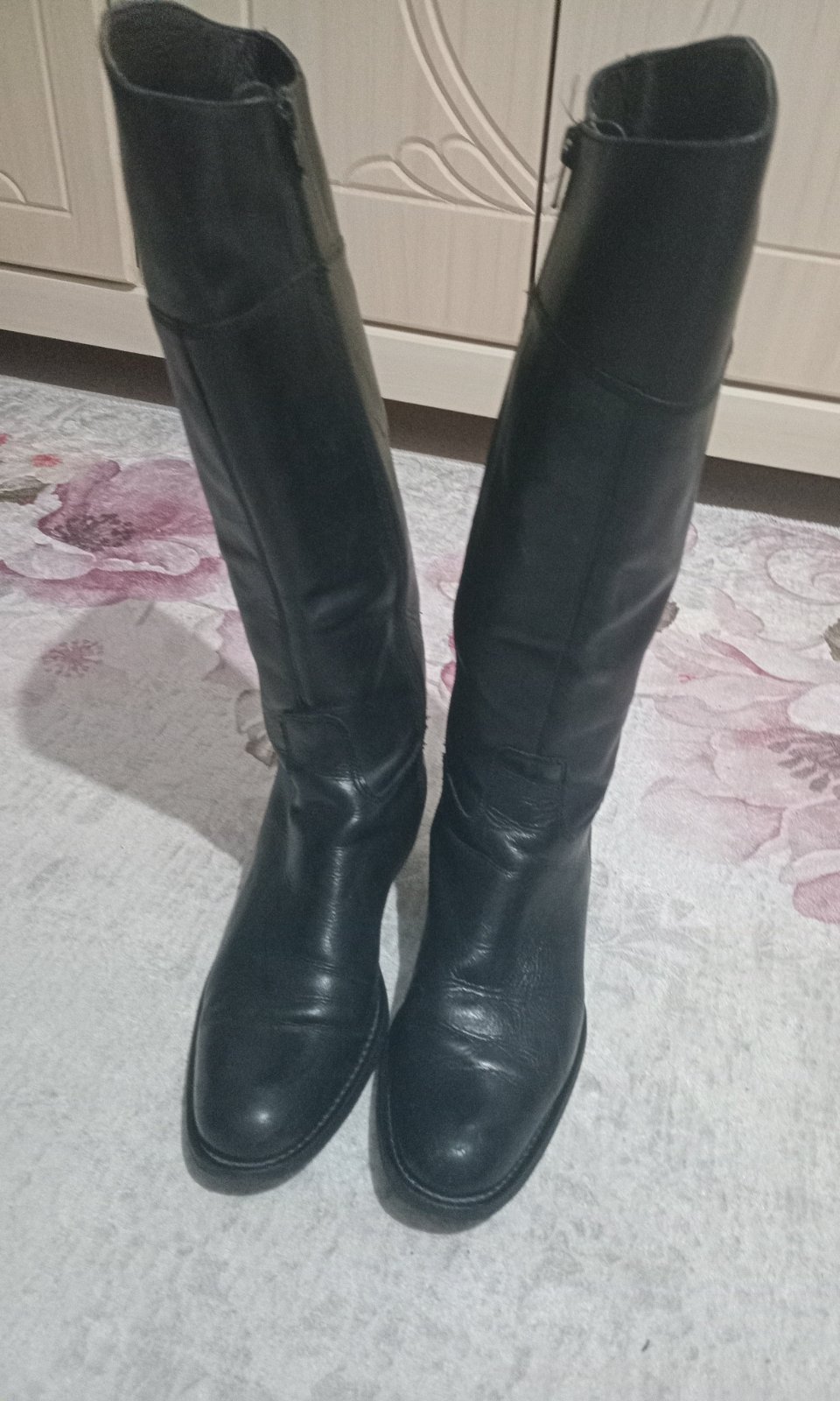 Bottes hautes taille 37 en cuir noir Vince Camuto Selpisa. 