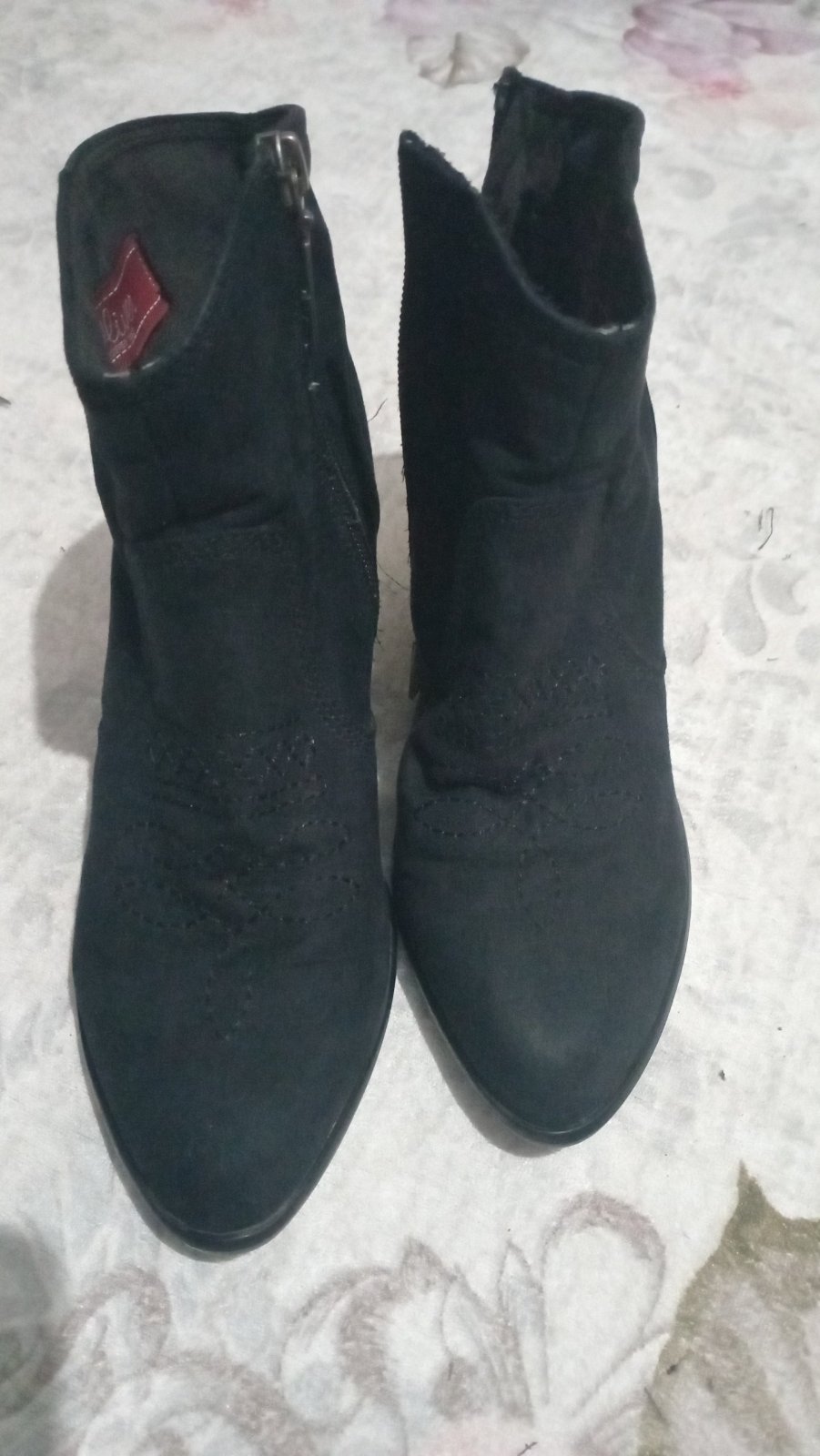Bottines noires  a la marque s.OLiveren daim à talons a la taille de 37/38 