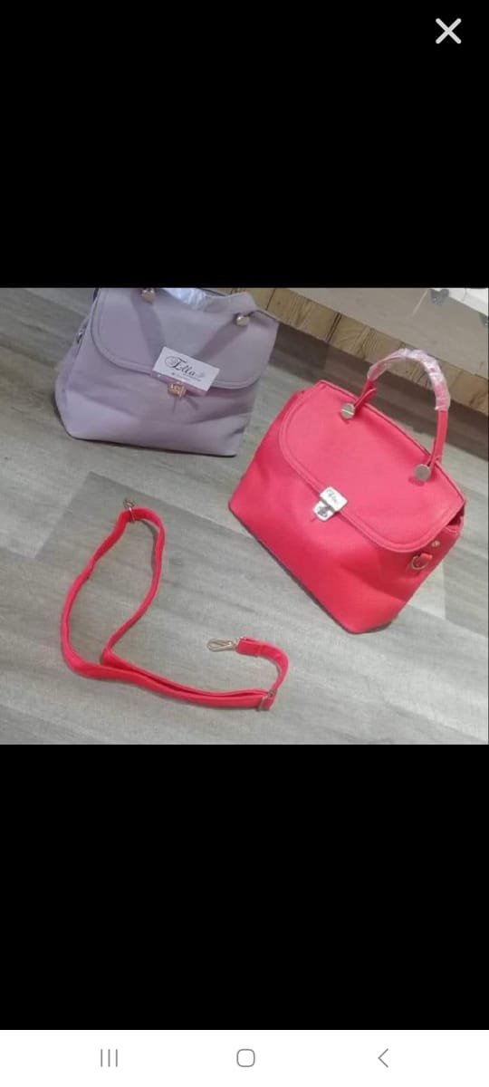 Deux sacs violet et rouge(sac rouge défaut bandoulière)