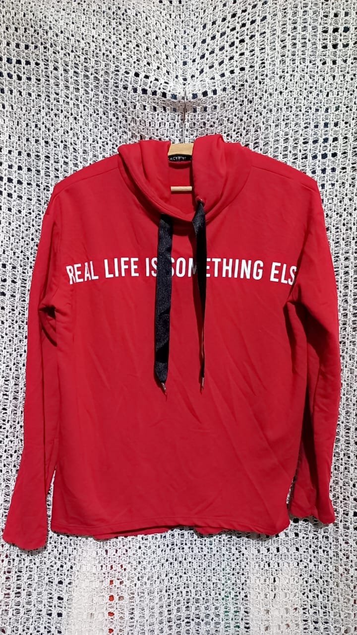 Capuche rouge avec un cordon de serrage noir 