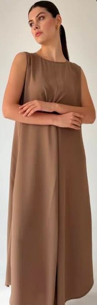 Robe longue sans manches crepe  de couleur beige présente un col en V et un détail drapé froncé sur le devant.