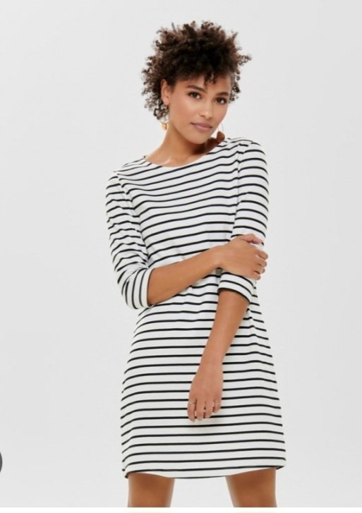 Robe ou d'un haut de style marinière à rayures horizontales, similaire aux modèles proposés par de marque de mode street one