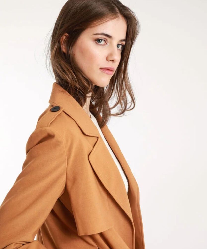 Veste courte et fluide couleur camel.