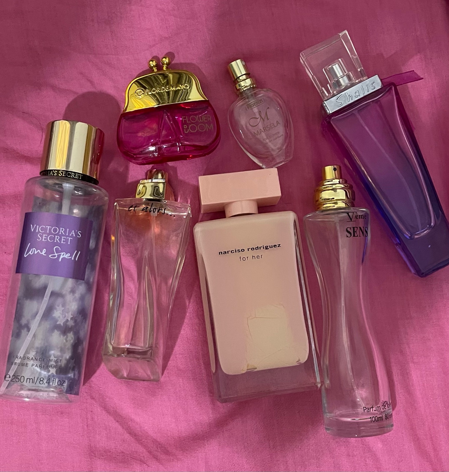 7 bouteilles de parfum (vides)