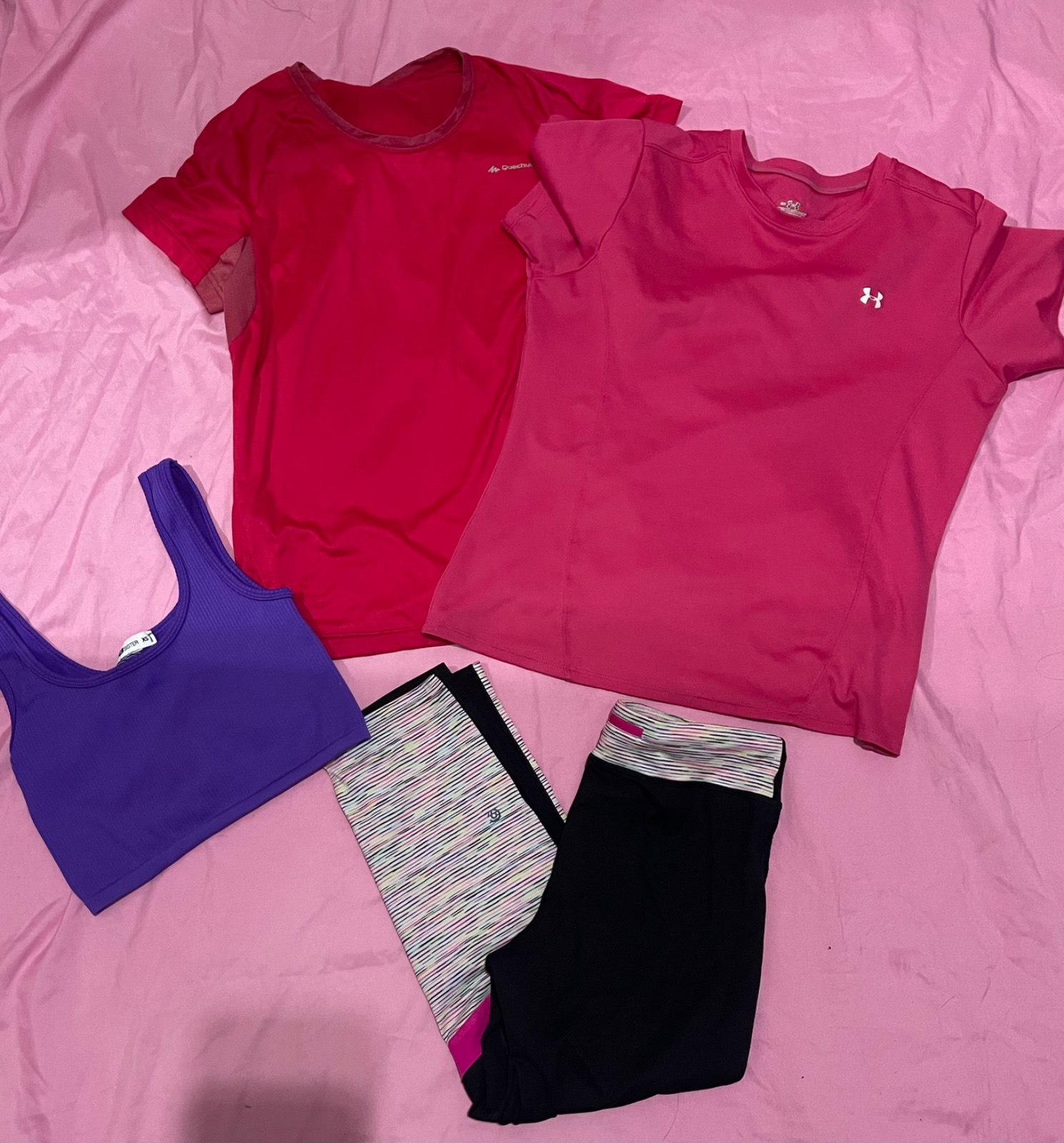 Lot de 4 pieces , 3 t shirts et legging+cadeau