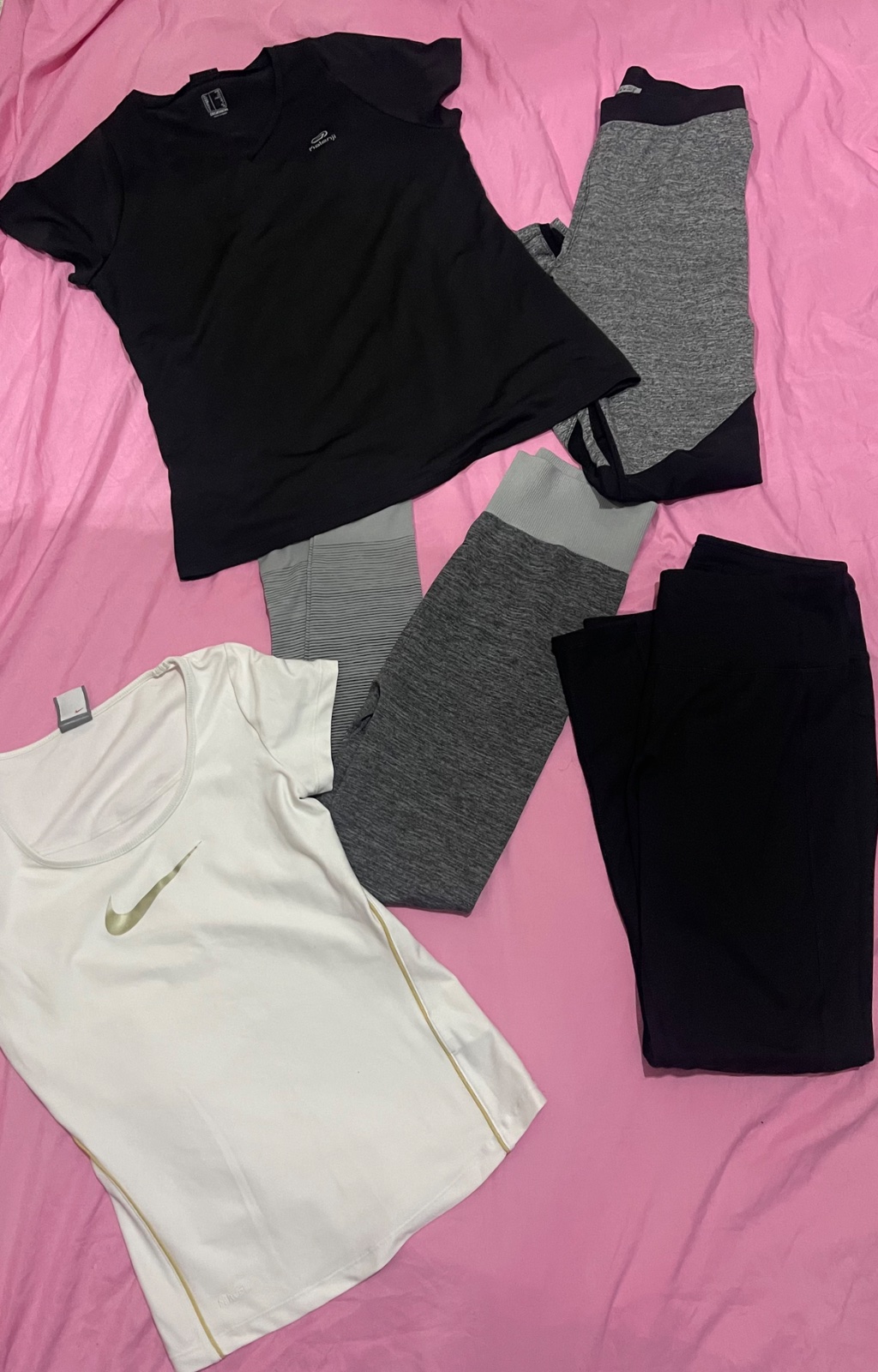 Lot de 5 pieces 2 leggings et 3 t shirts +cadeau