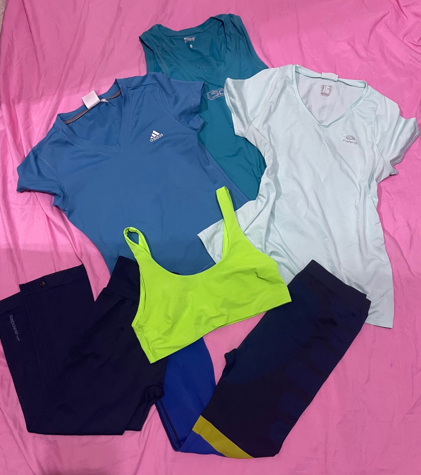Lot de 6 pieces 2 leggings , 3 t shirts et brassiere 