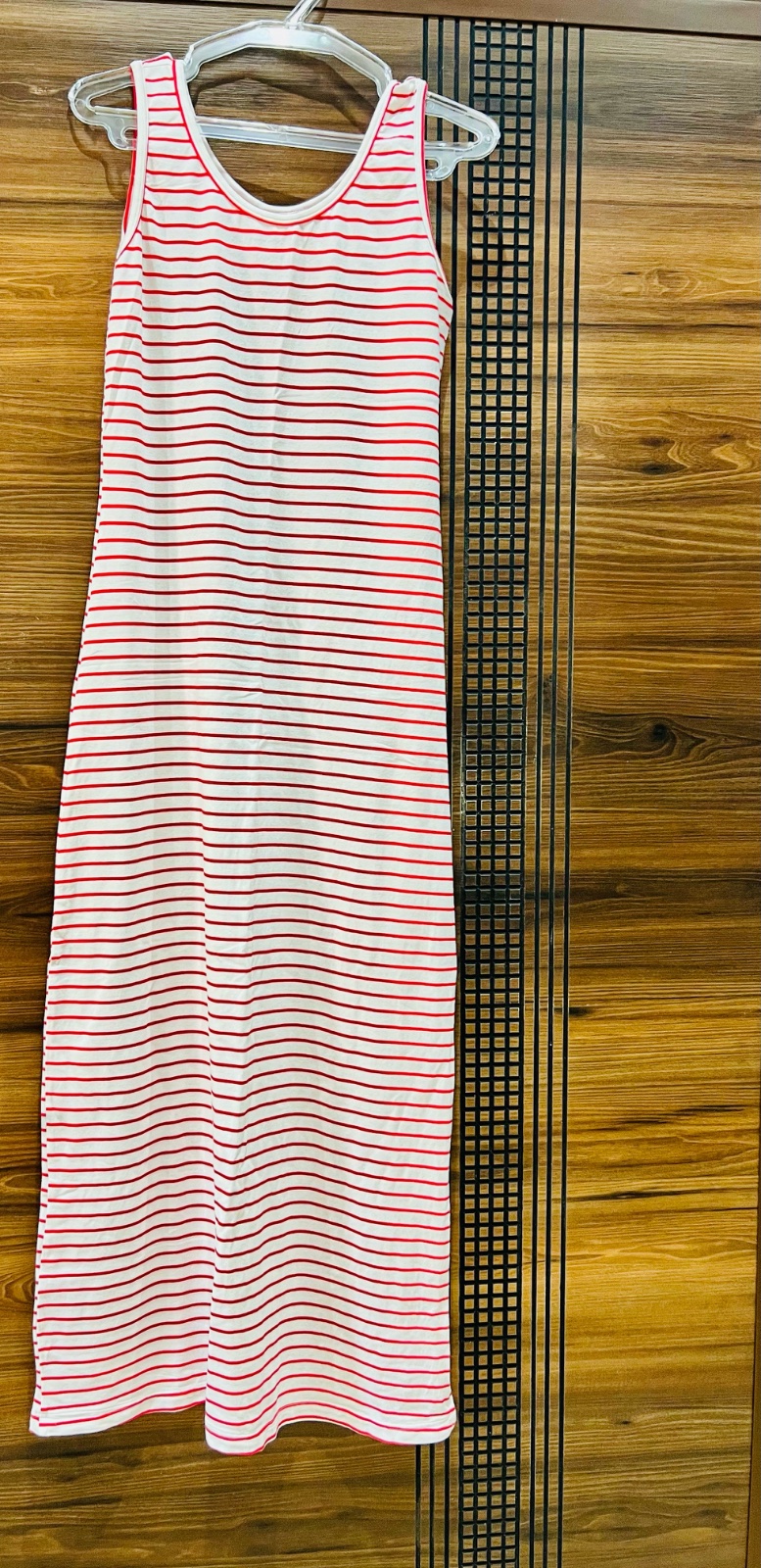 Robe avec rayures rouge et blanc taille 38-40 avec une fonte sur le coté gauche et sans aucun défaut