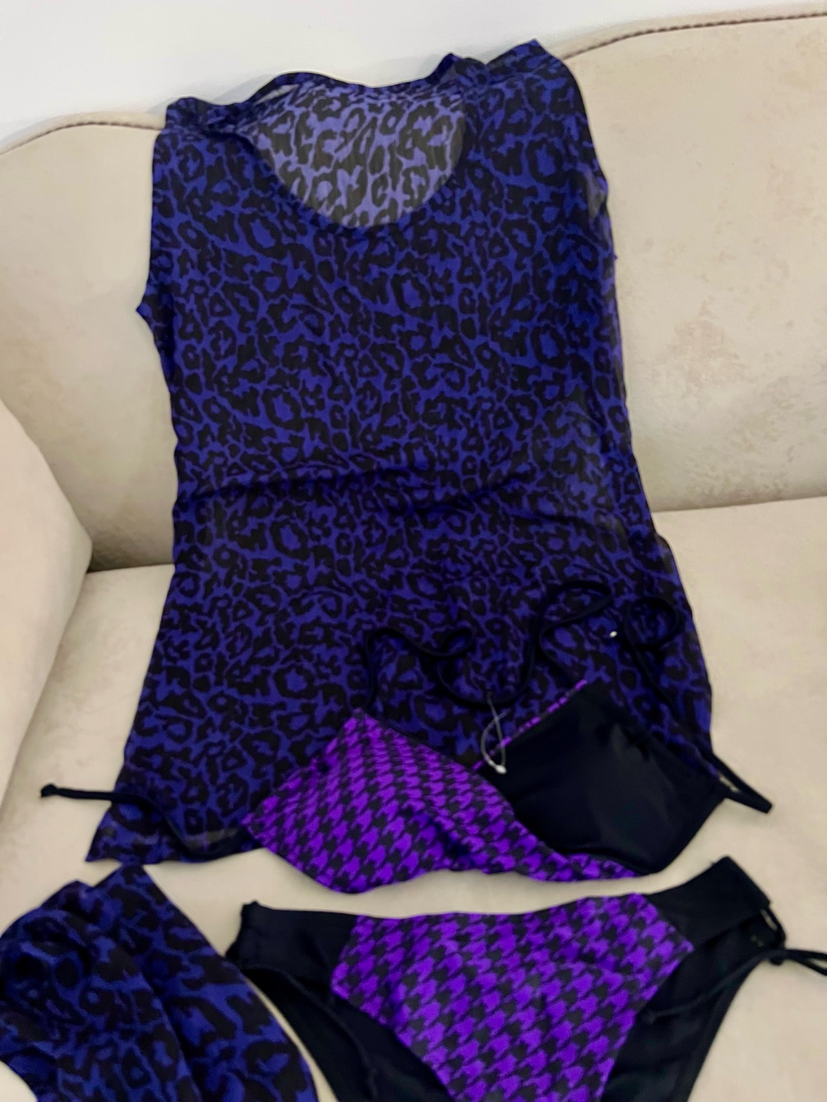 Bikini avec poncho en moussiline froisée et ruban de cheuveux de la taille 36-38