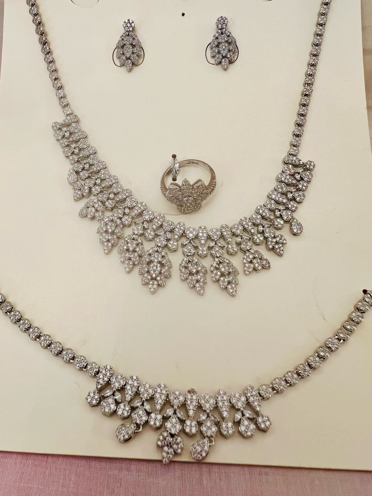 Parure faux bijoux de la marque Strass