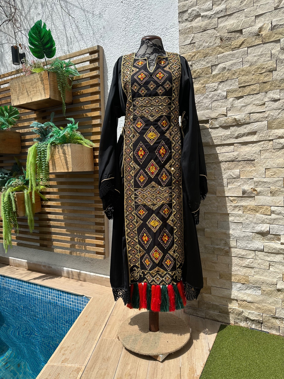 Robe traditionnel avec manche en dentelle 