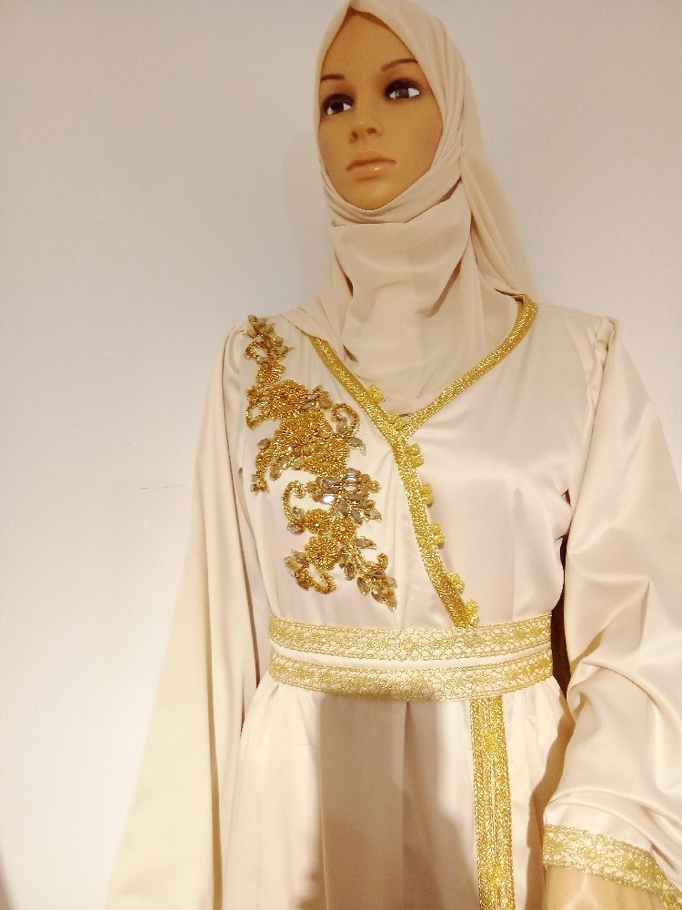 Caftan de luxe brodé en cristal fait main 