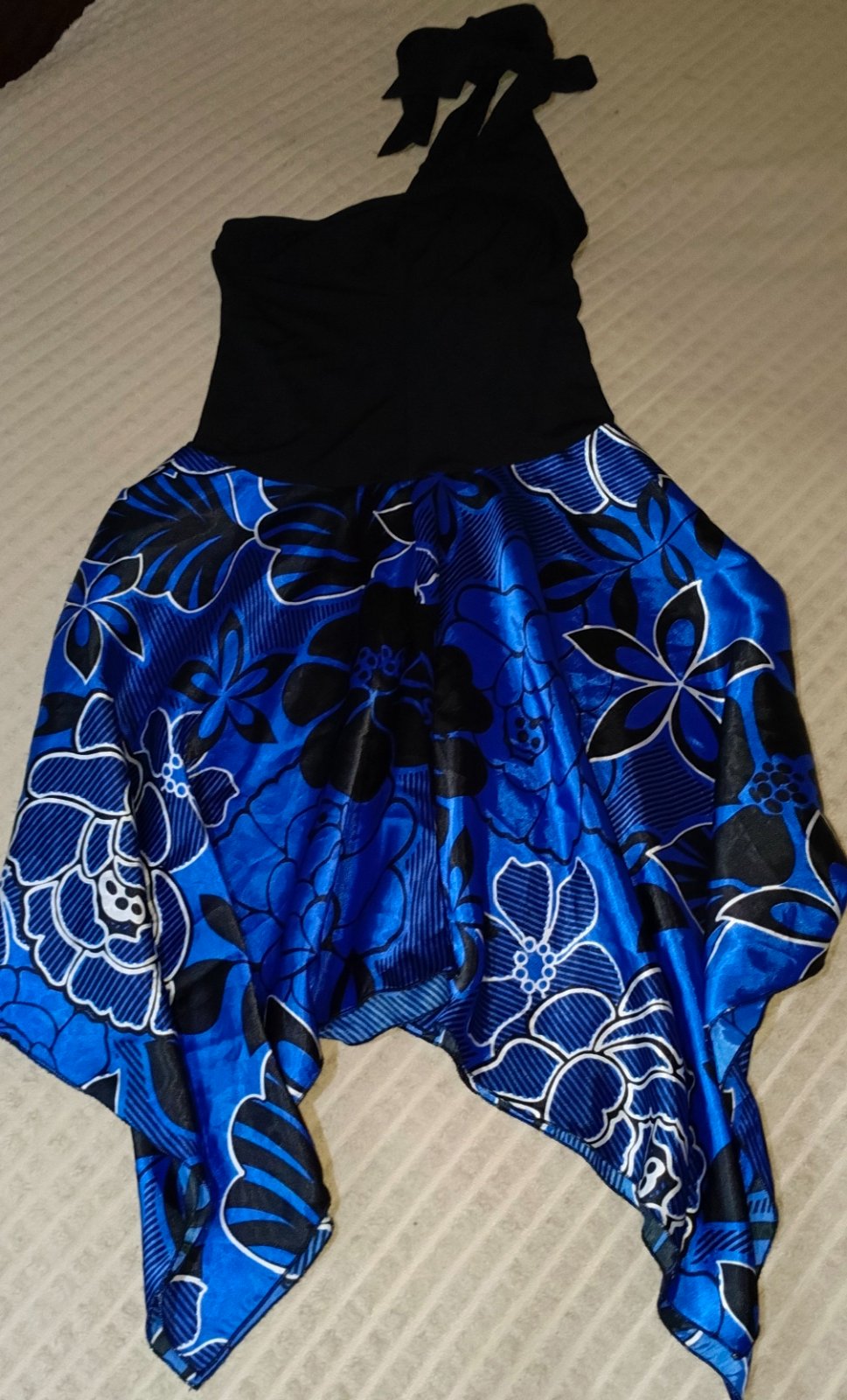 Une robe pour femme couleur noir et bleu en fleur taille S