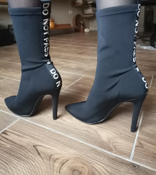 Bottines à chaussettes avec bande de lettre "DO NOT PASS"