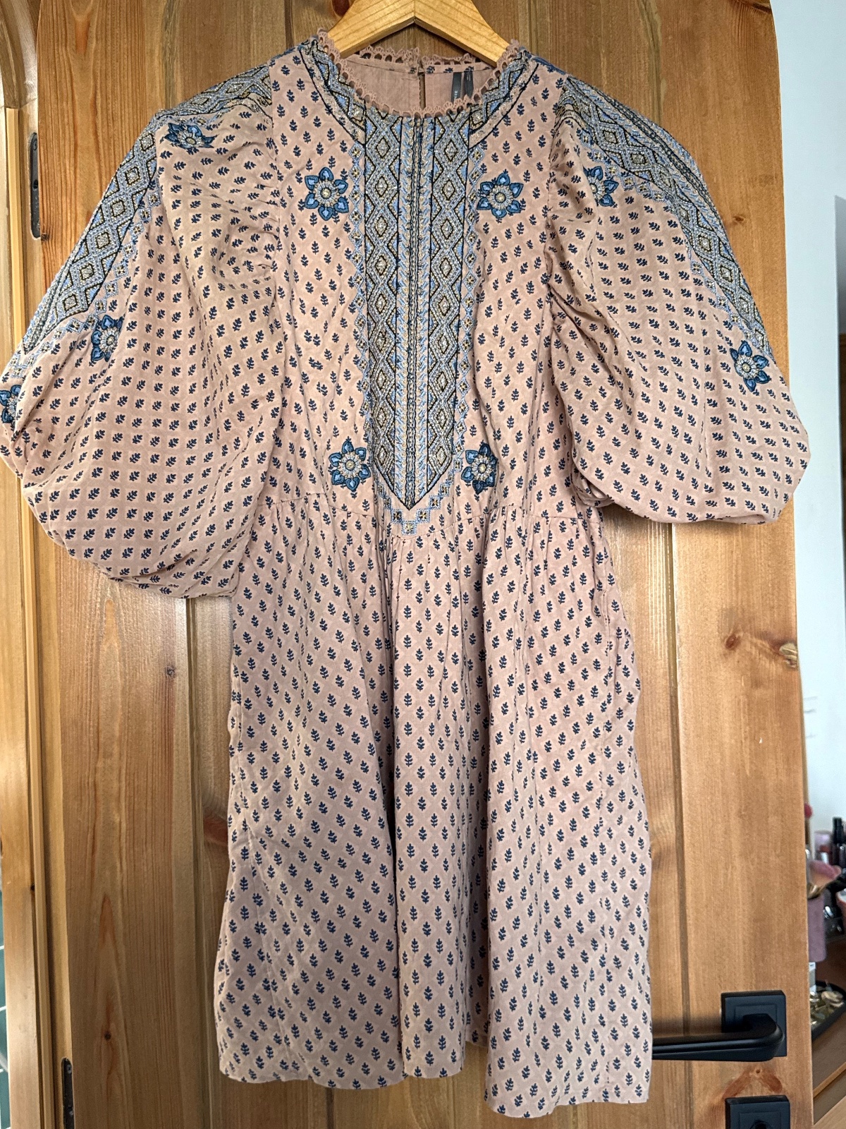 Une jolie robe avec la broderie de chez ANTHROPOLOGIE
