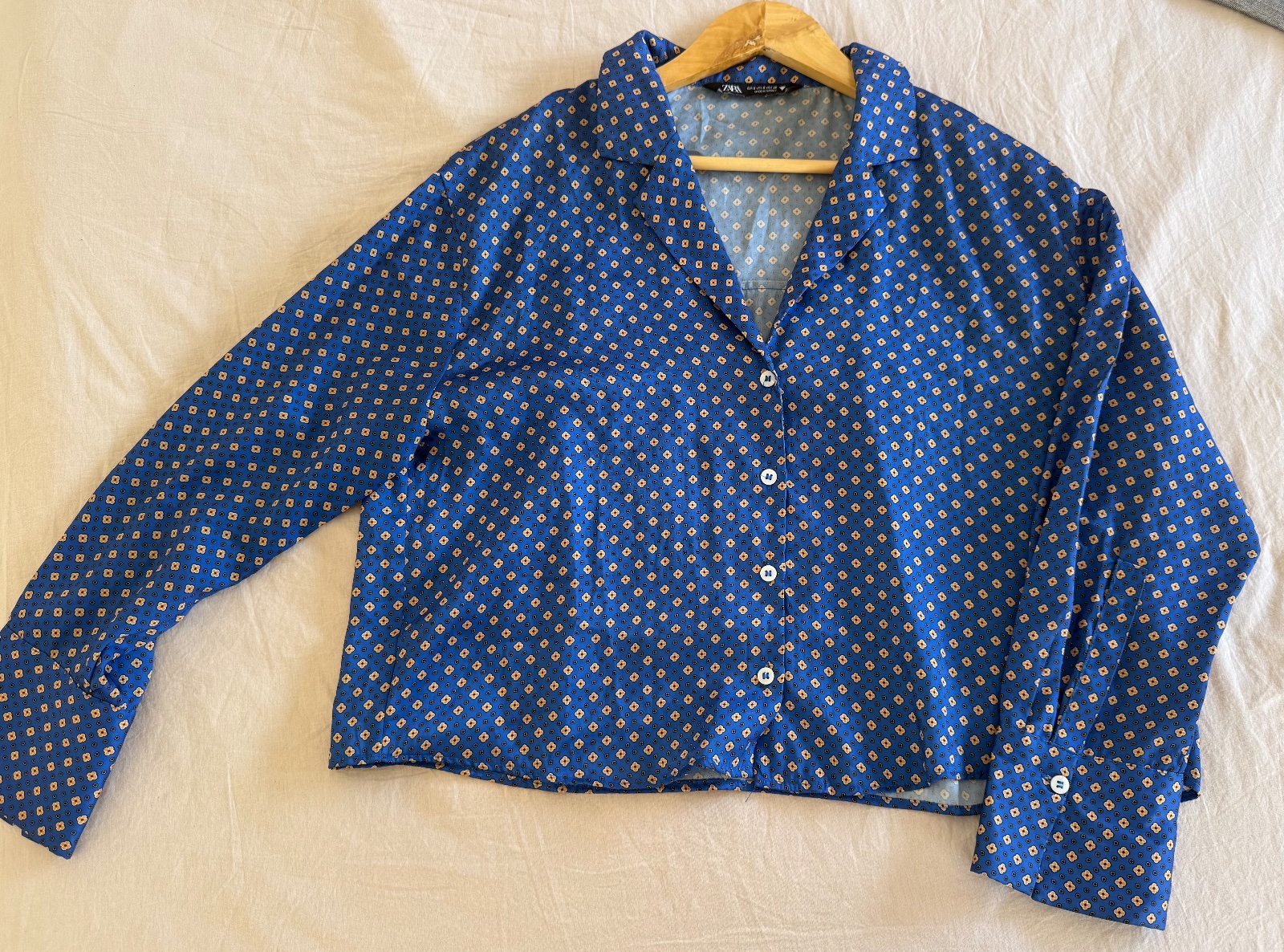 Trés jolie chemise satiné