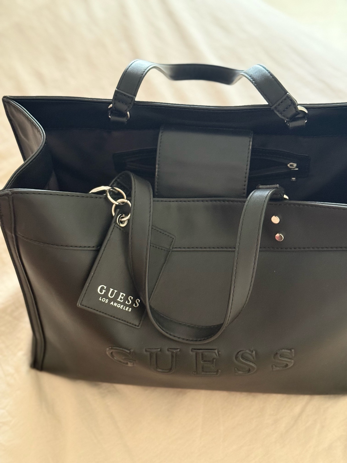 Un trés jolie sac noir Guess