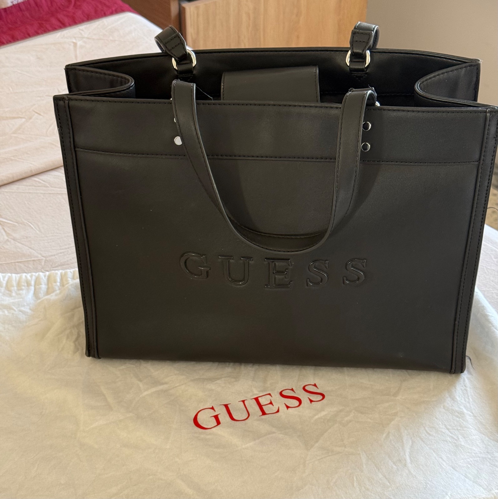 Un trés jolie sac noir Guess