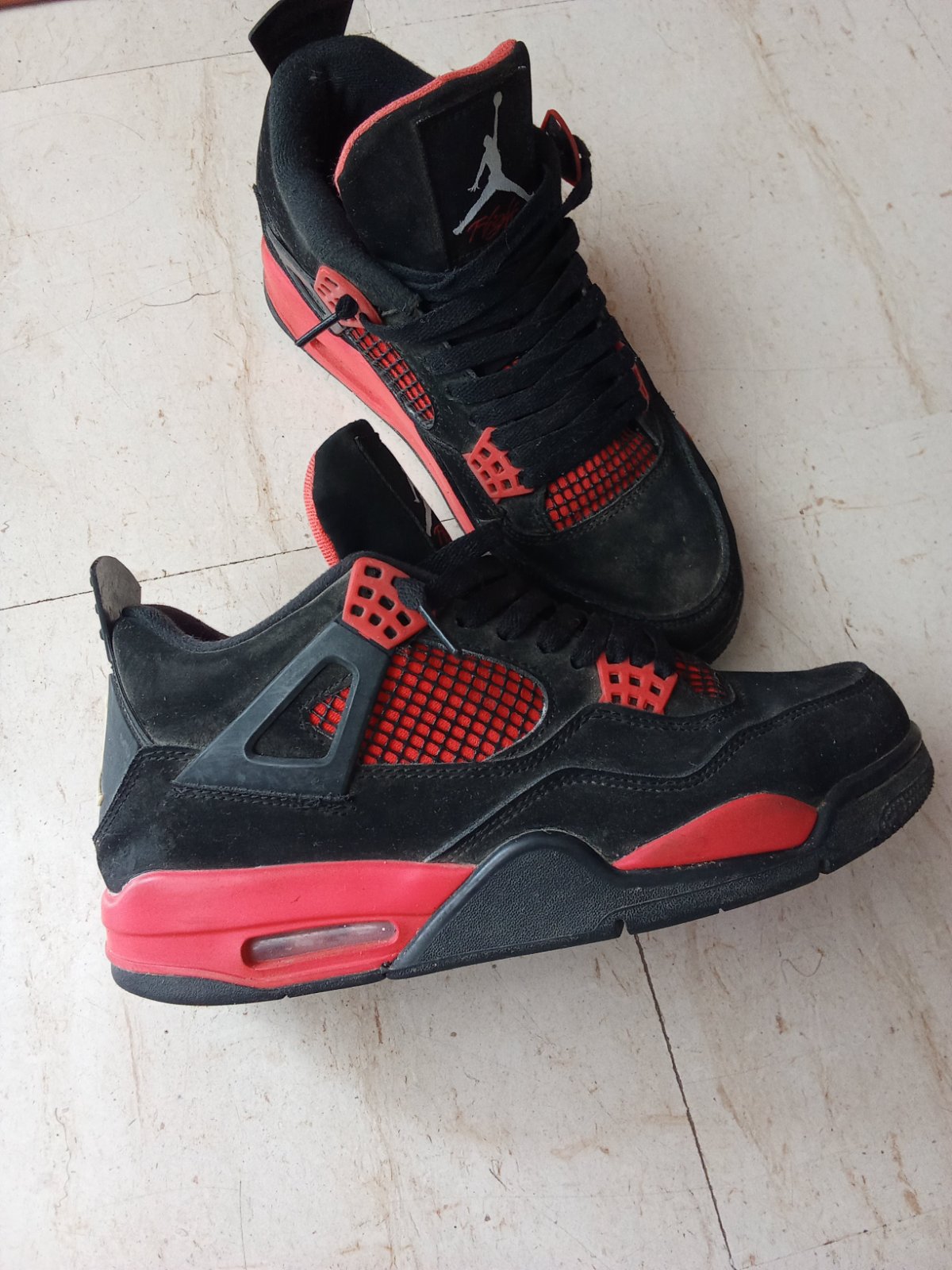 Jordan 4 rouge w noir