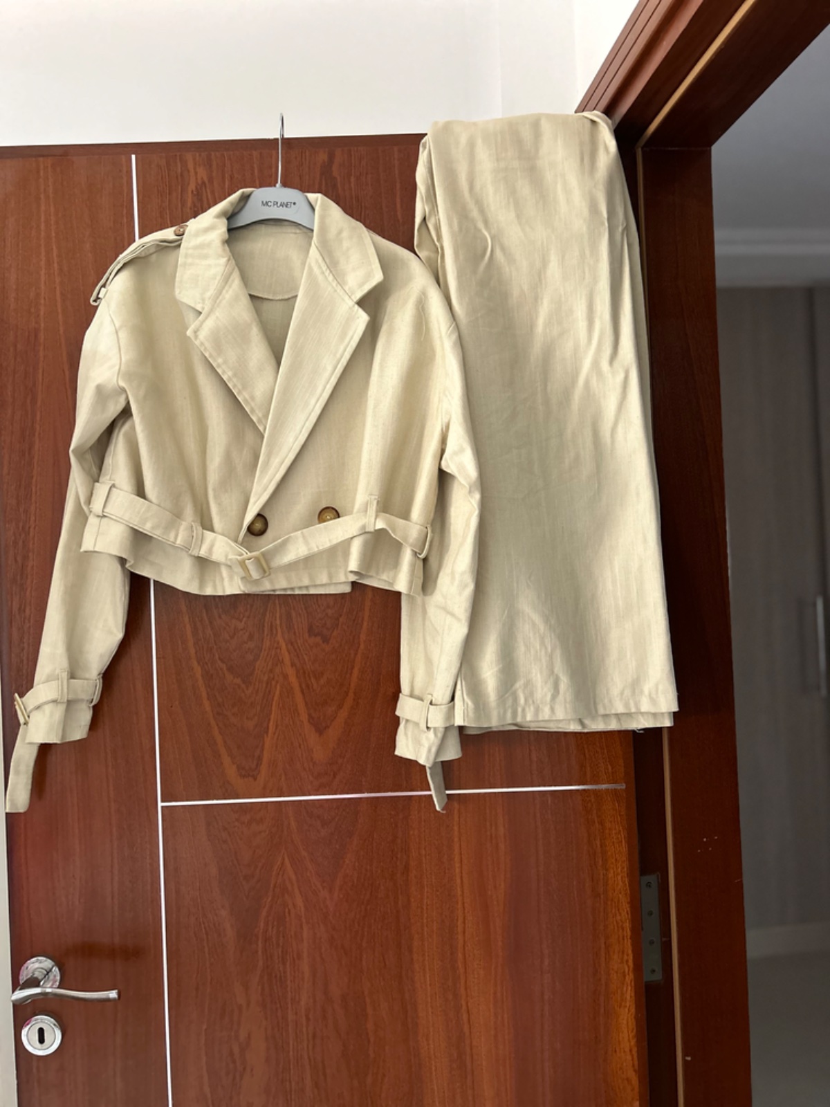 Ensemble dejin en beige style trensh courte 