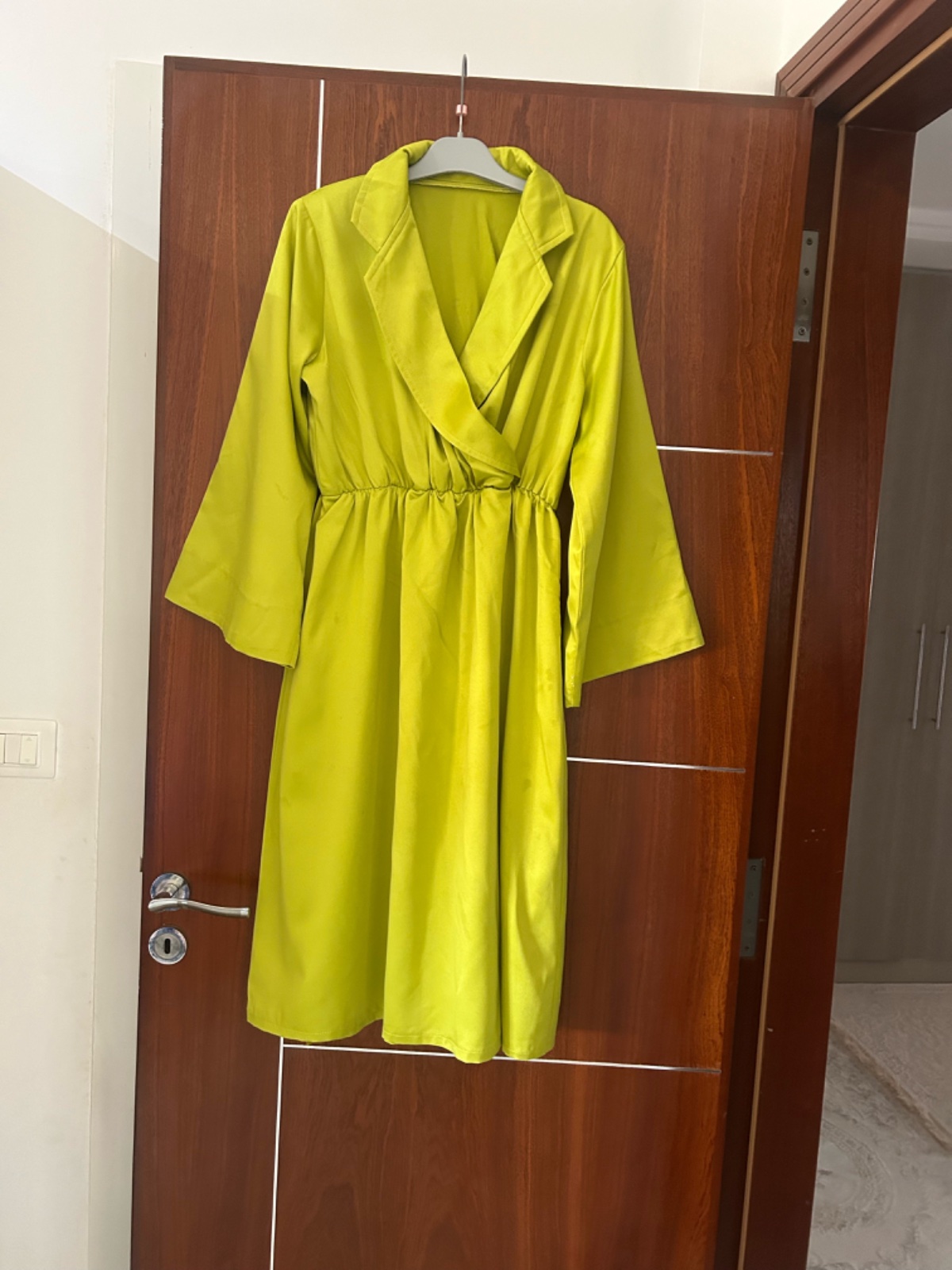 Robe vert pisache en satin neuf neuf 