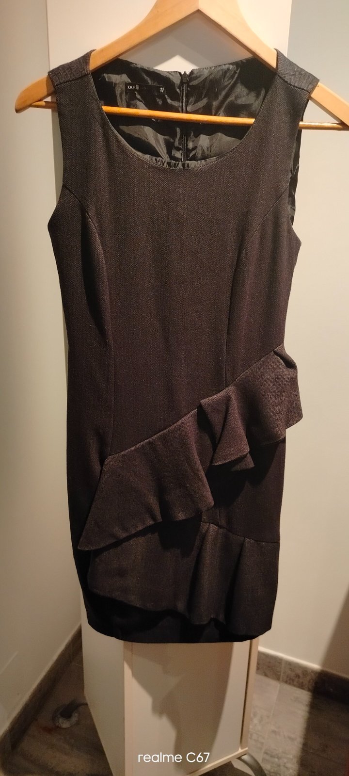 Je vends cette robe courte, noire et élégante avec un style sobre mais original grâce à ses détails.