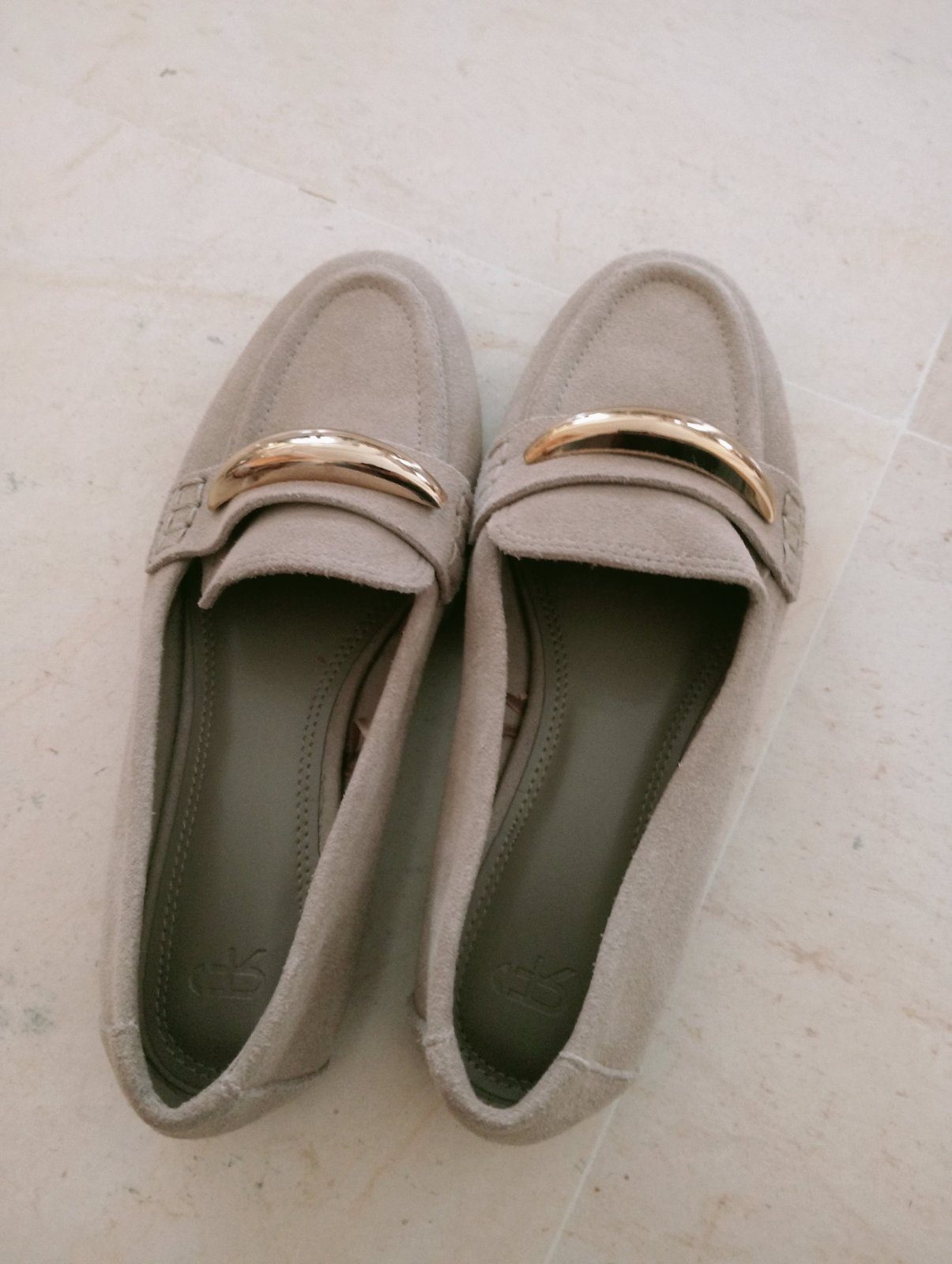 Mocassins en vrai daim quasi neufs. 