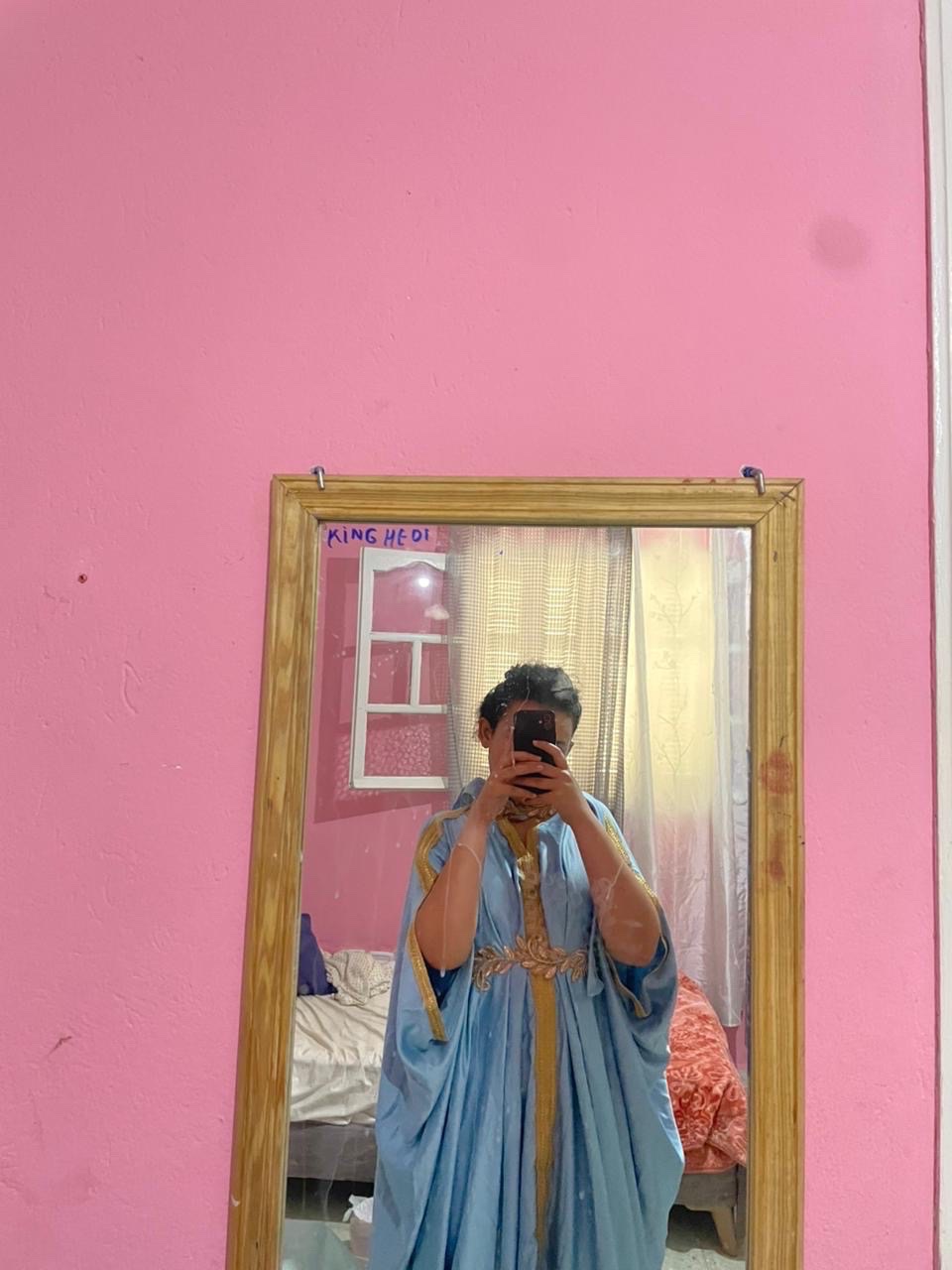 Caftan bleu ciel brodé doré