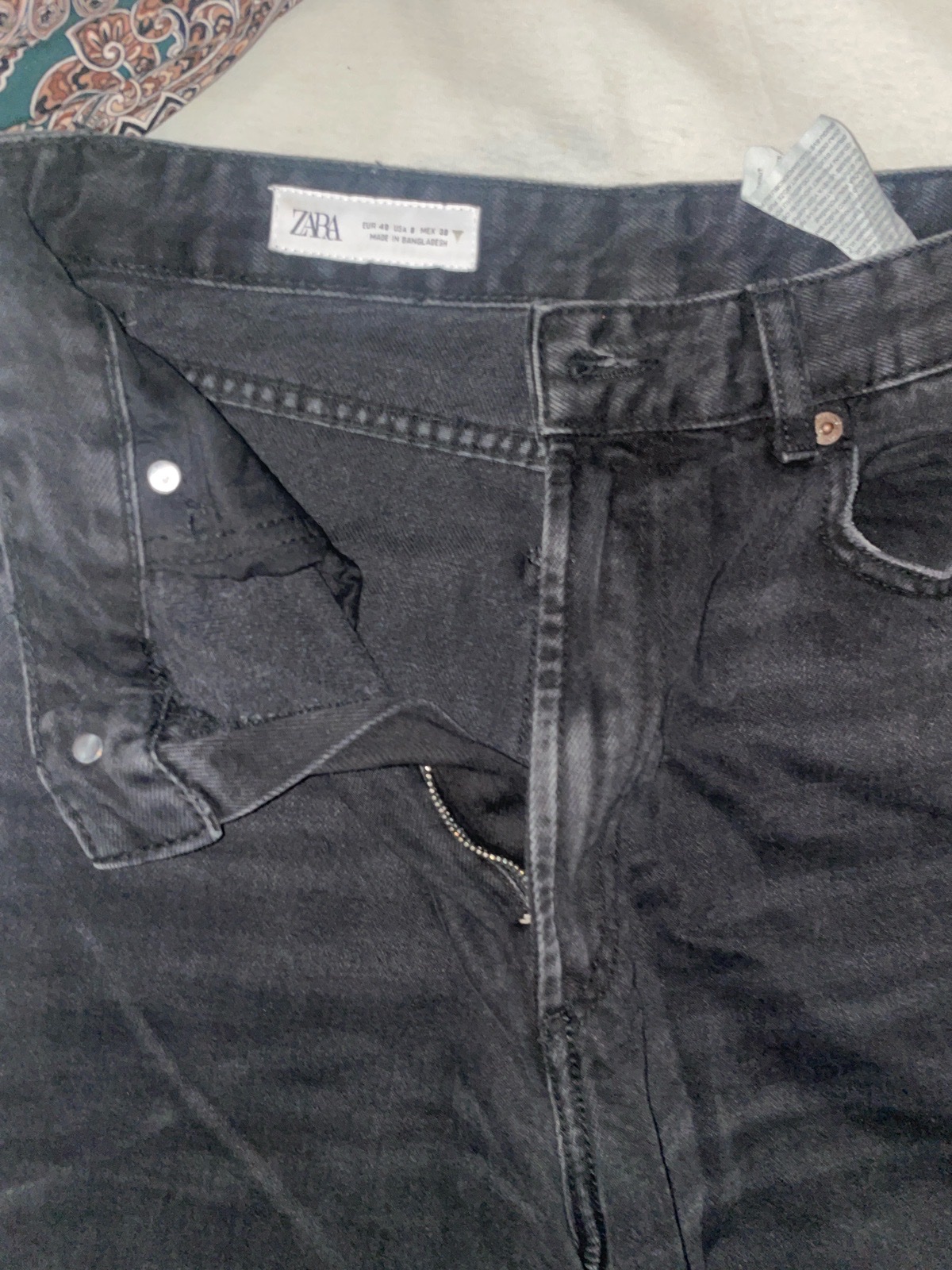 Jean Zara en denim noir délavé – Excellent état